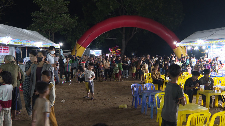 Đông đảo người dân tham gia tại phiên chợ. Ảnh: V.Đ Đông đảo người dân tham gia tại phiên chợ. Ảnh: V.Đ