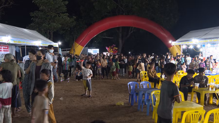 Đông đảo người dân tham gia tại phiên chợ. Ảnh: V.Đ