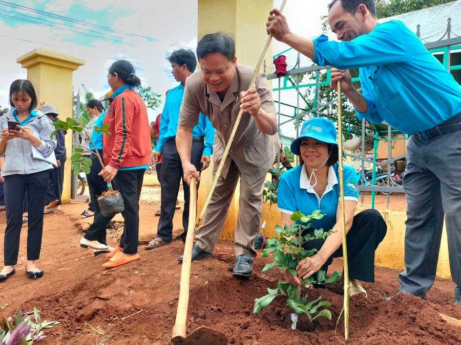 Trồng cây xanh dọc các tuyến đường trên địa bàn xã Kon Thụp. Ảnh: Trần Ngọc Trồng cây xanh dọc các tuyến đường trên địa bàn xã Kon Thụp. Ảnh: Trần Ngọc
