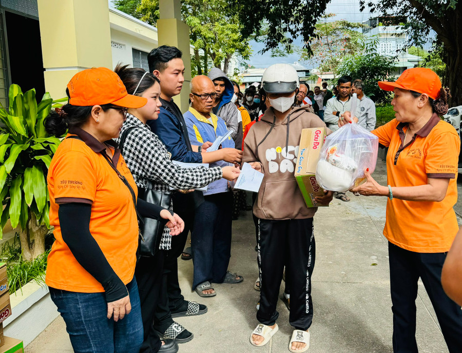 Đoàn tặng quà cho người mù, người khuyết tật tại huyện Krông Pa. Ảnh: Nguyễn Sinh Đoàn tặng quà cho người mù, người khuyết tật tại huyện Krông Pa. Ảnh: Nguyễn Sinh