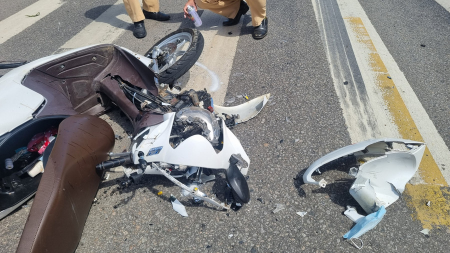 Xe máy BKS 81G1-213.62 bị xe ô tô tải tông nát phần đầu, người phụ nữ điều khiển xe máy may mắn thoát nạn. Ảnh: K.P Xe máy BKS 81G1-213.62 bị xe ô tô tải tông nát phần đầu, người phụ nữ điều khiển xe máy may mắn thoát nạn. Ảnh: K.P