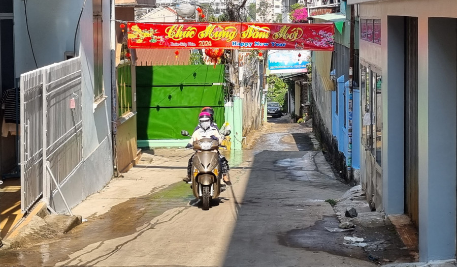 Việc trang trí dọc các con hẻm tạo nên một không gian sống động, làm thay đổi diện mạo xóm làng, ngõ phố để mọi người, mọi nhà đón một năm mới an vui, đầm ấm. Việc trang trí dọc các con hẻm tạo nên một không gian sống động, làm thay đổi diện mạo xóm làng, ngõ phố để mọi người, mọi nhà đón một năm mới an vui, đầm ấm.