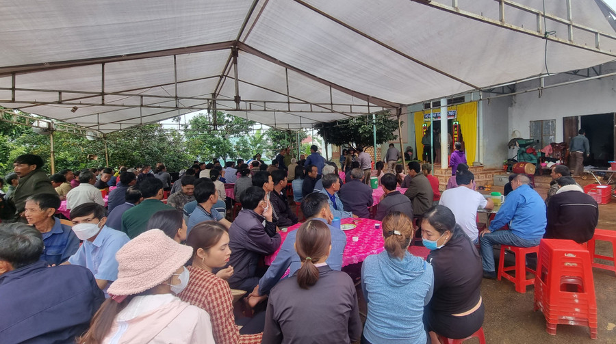 Bà con đến thăm viếng, động viên gia đình. Ảnh: Hà Phương