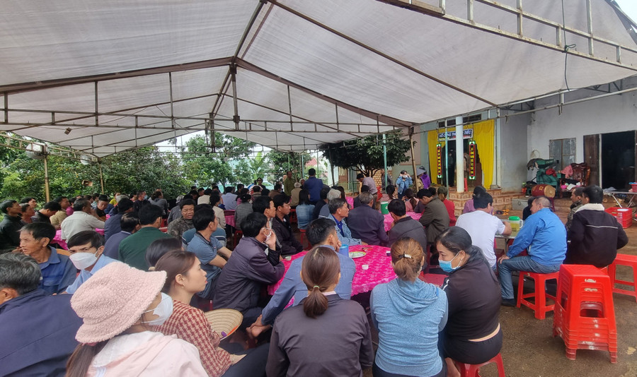 Đông đảo người dân đến chia buồn cùng gia đình nạn nhân. Ảnh: Hà Phương