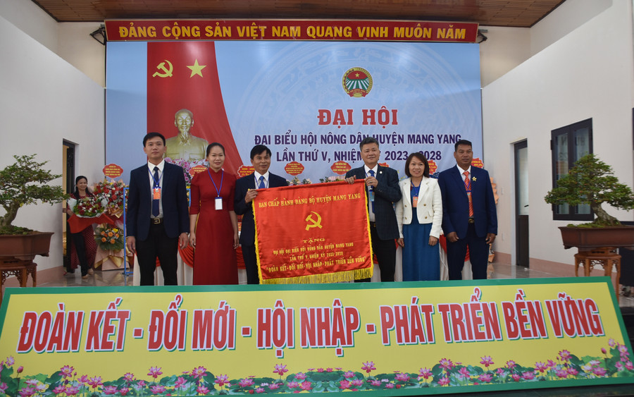 Ông Nguyễn Văn Tha-Phó Bí thư Thường trực Huyện ủy Mang Yang trao bức trướng cho Ban Chấp hành Hội Nông dân huyện. Ảnh: Hà Phương Ông Nguyễn Văn Tha-Phó Bí thư Thường trực Huyện ủy Mang Yang trao bức trướng cho Ban Chấp hành Hội Nông dân huyện. Ảnh: Hà Phương