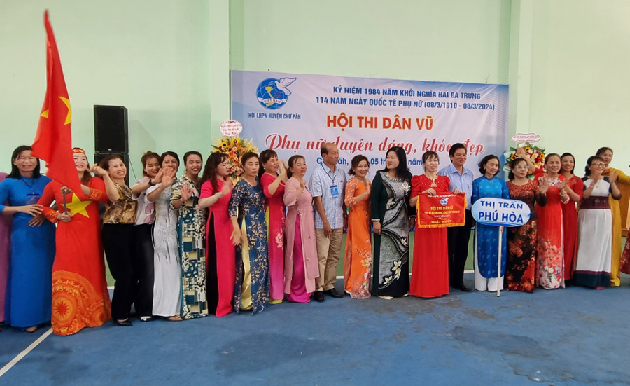 Ban Tổ chức trao giải nhất cho đội thi thị trấn Phú Hòa. Ảnh: H.P Ban Tổ chức trao giải nhất cho đội thi thị trấn Phú Hòa. Ảnh: H.P