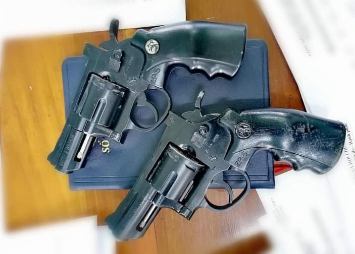 2 khẩu súng ngắn lực lượng Công an phát hiện tại nơi ở của đối tượng Nguyễn Văn Huy. 2 khẩu súng ngắn lực lượng Công an phát hiện tại nơi ở của đối tượng Nguyễn Văn Huy.