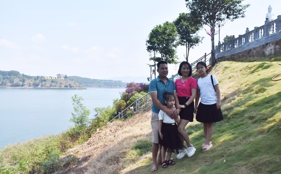 Gia đình chị Trần Thùy Liên (TP. Thanh Hóa, tỉnh Thanh Hóa) chụp ảnh lưu niệm tại thắng cảnh Biển Hồ.