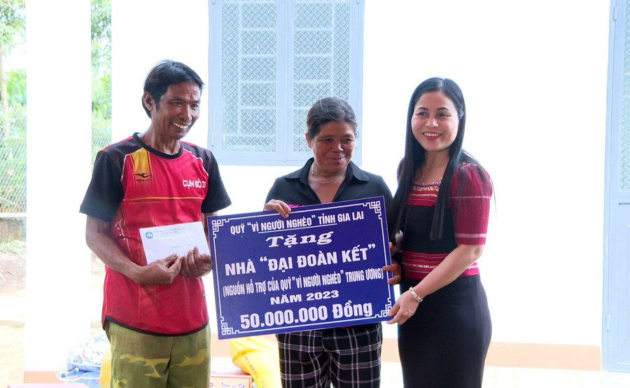 Quang cảnh lễ bàn giao nhà Đại đoàn kết cho gia đình ông Rơ Châm HYut tại làng Krái, thị trấn Phú Hòa. Ảnh: Hà Phương Quang cảnh lễ bàn giao nhà Đại đoàn kết cho gia đình ông Rơ Châm HYut tại làng Krái, thị trấn Phú Hòa. Ảnh: Hà Phương