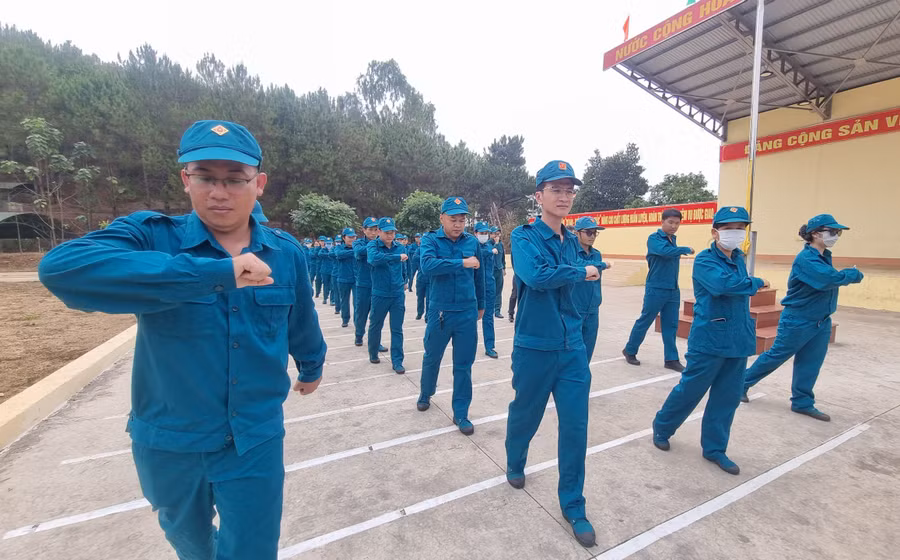 Lực lượng dân quân tự vệ tham gia huấn luyện các động tác điều lệnh. Ảnh: H.P