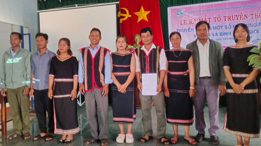 Các thành viên Tổ truyền thông cộng đồng tại làng Klăh. Ảnh: Hà Phương