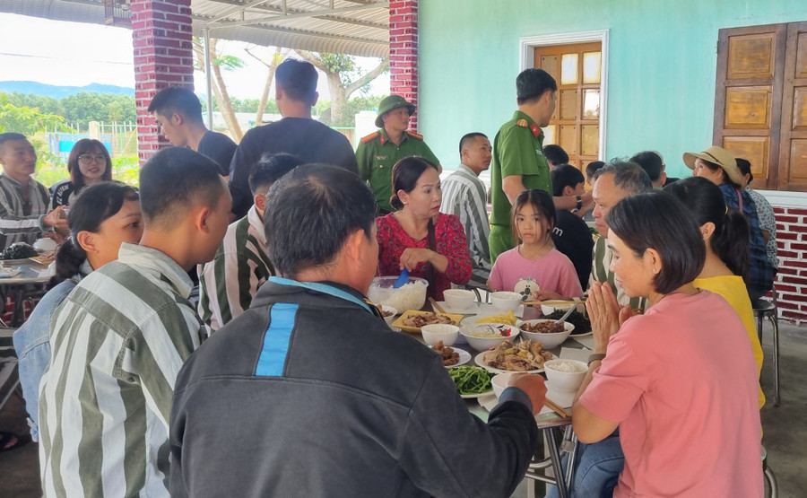 Trại giam Gia Trung tổ chức bữa cơm thân mật cho các gia đình phạm nhân. Ảnh: H.P