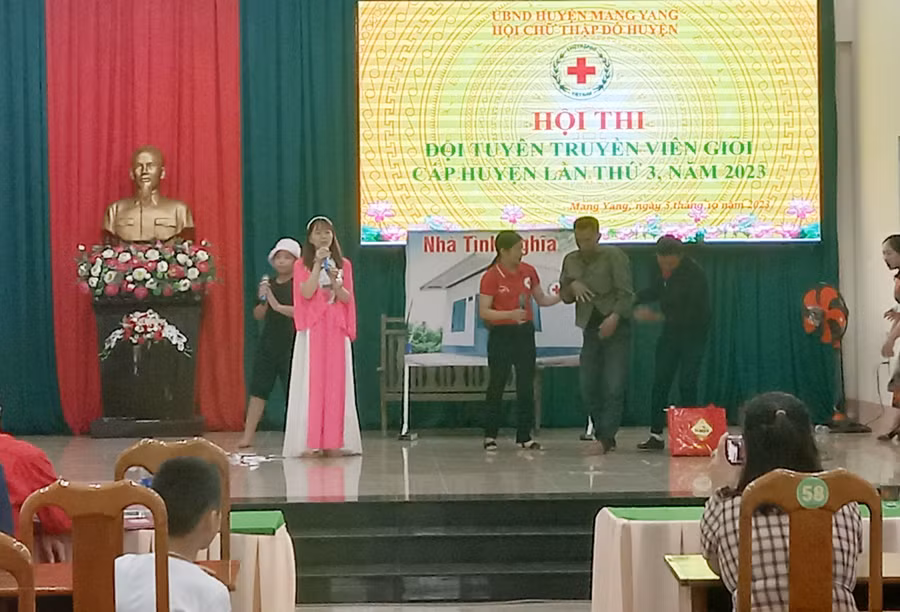 Các đội thể hiện phần thi tiểu phẩm. Ảnh: Kim Ngọc