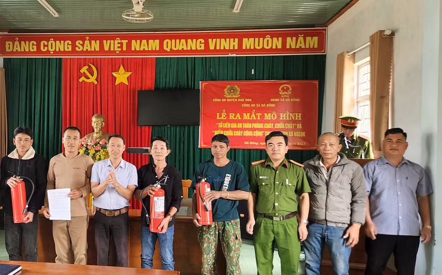 Các thành viên Tổ liên gia an toàn phòng cháy chữa cháy-Điểm chữa cháy công cộng tại làng Kon Sơ Nglok, xã Hà Đông tại lễ ra mắt. Ảnh: Trần Việt