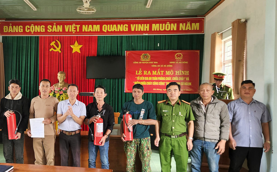 Các thành viên Tổ liên gia an toàn phòng cháy chữa cháy-Điểm chữa cháy công cộng tại làng Kon Sơ Nglok, xã Hà Đông tại lễ ra mắt. Ảnh: Trần Việt Các thành viên Tổ liên gia an toàn phòng cháy chữa cháy-Điểm chữa cháy công cộng tại làng Kon Sơ Nglok, xã Hà Đông tại lễ ra mắt. Ảnh: Trần Việt