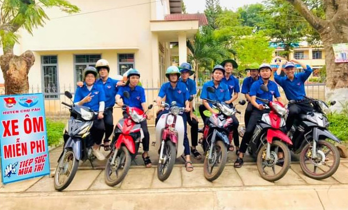 Các tình nguyện viên sẵn sàng tiếp sức mùa thi. Ảnh: Văn Đại