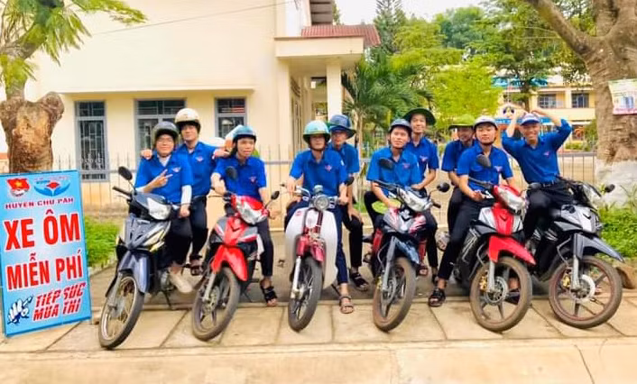 Các tình nguyện viên sẵn sàng tiếp sức mùa thi. Ảnh: Văn Đại