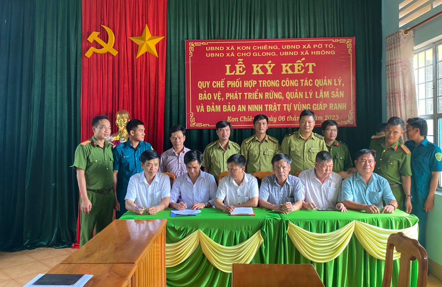 Đại diện các đơn vị giáp ranh ký kết quy chế phối hợp quản lý, bảo vệ rừng. Ảnh: Hà Phương Đại diện các đơn vị giáp ranh ký kết quy chế phối hợp quản lý, bảo vệ rừng. Ảnh: Hà Phương