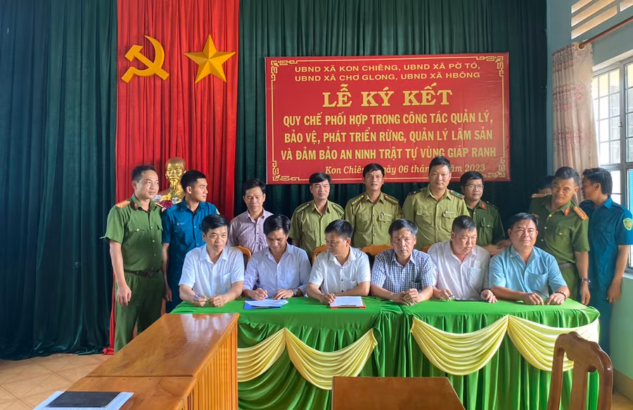 Đại diện các đơn vị giáp ranh ký kết quy chế phối hợp quản lý, bảo vệ rừng. Ảnh: Hà Phương