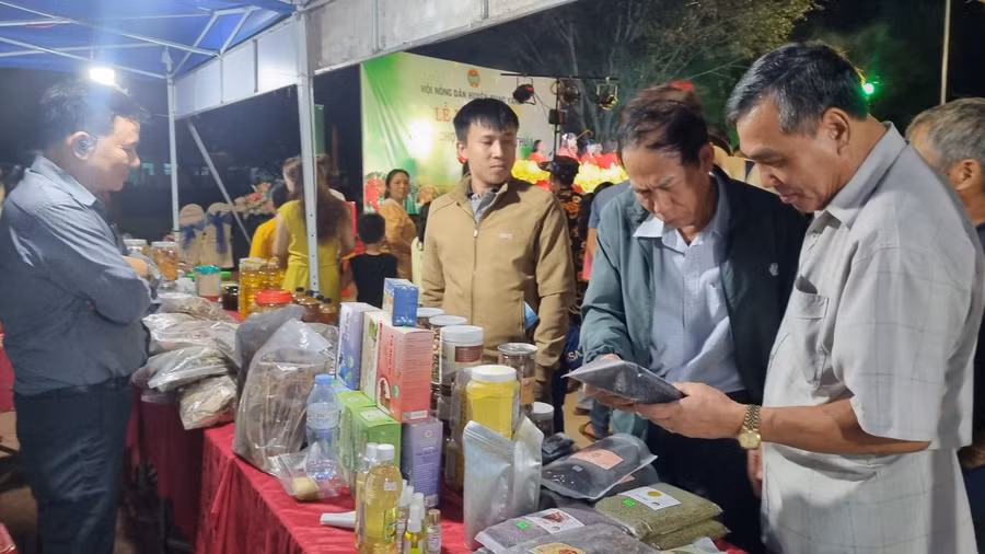 Đông đảo người dân tham quan và mua sắm tại phiên chợ. Ảnh: Hà Phương