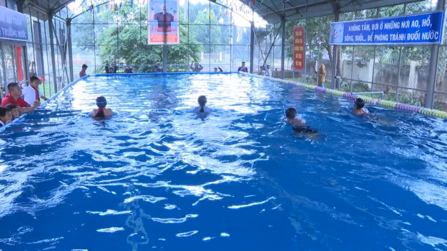 Tập huấn kỹ năng phòng chống tai nạn thương tích cho các em học sinh. Ảnh: Văn Đại