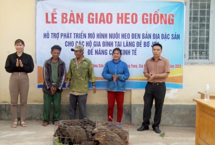 Đoàn công tác trao heo giống sinh sản cho các gia đình có hoàn cảnh khó khăn tại làng Đê Btưk. Ảnh: Kim Ngọc