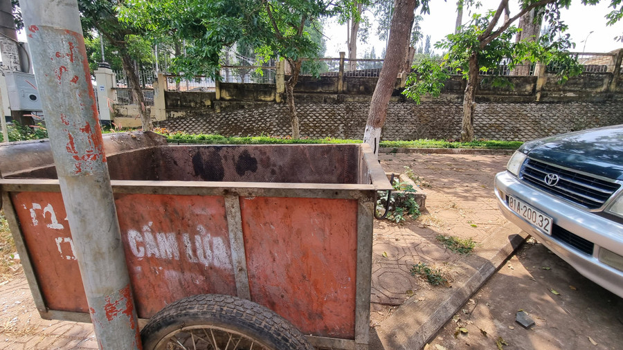 Mặc dù xung quanh khu vực này đã đặt thùng rác nhưng ít người tự giác bỏ rác vào.