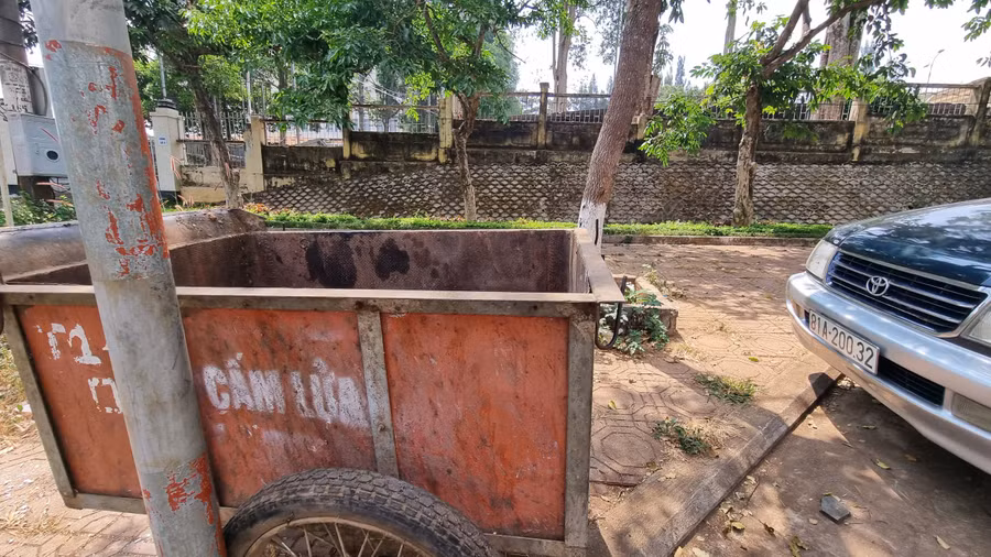 Mặc dù xung quanh khu vực này đã đặt thùng rác nhưng ít người tự giác bỏ rác vào.