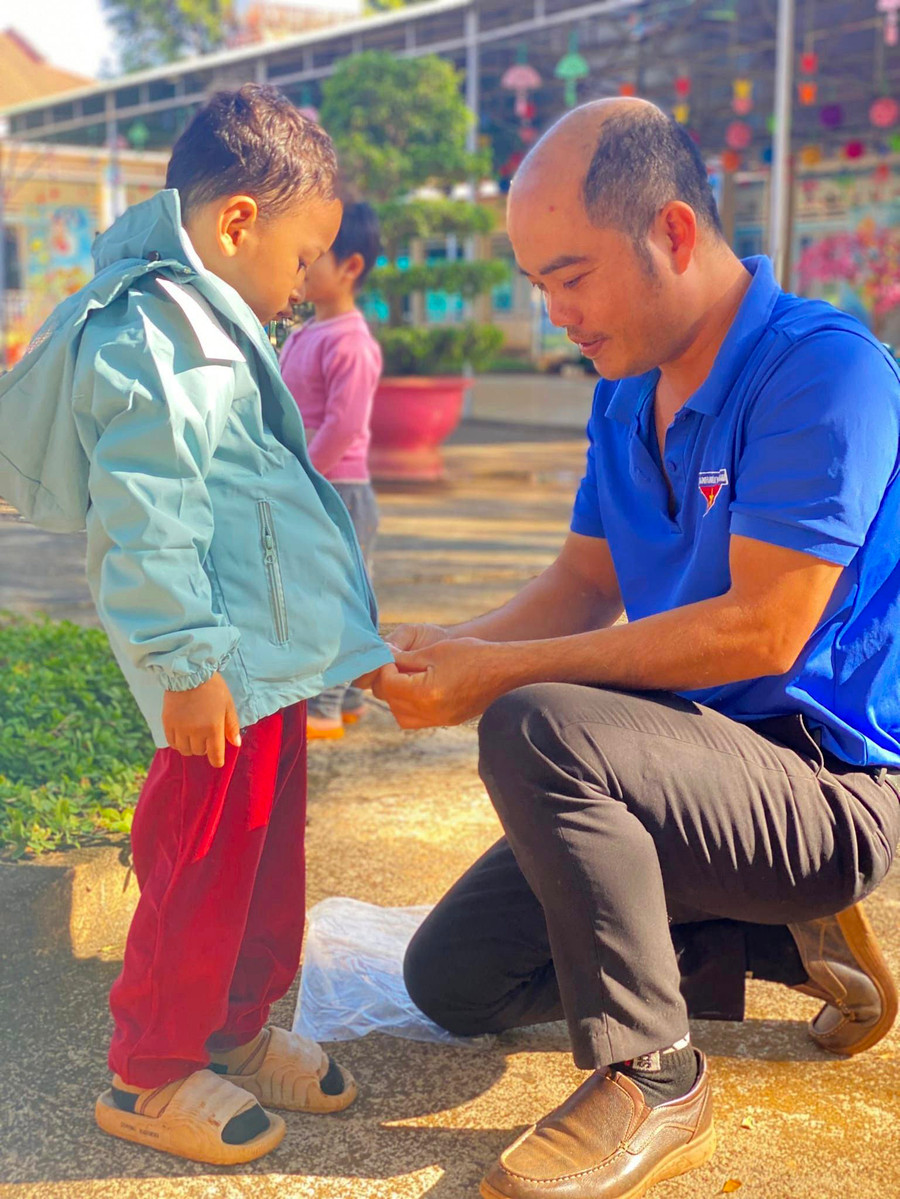 Đoàn trao áo ấm cho các em học sinh trên địa bàn thị trấn Ia Ly. Ảnh: T.L