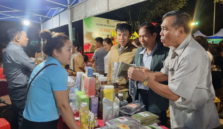 Phiên chợ nông sản giúp nông dân có cơ hội quảng bá sản phẩm của địa phương. Ảnh: H.P