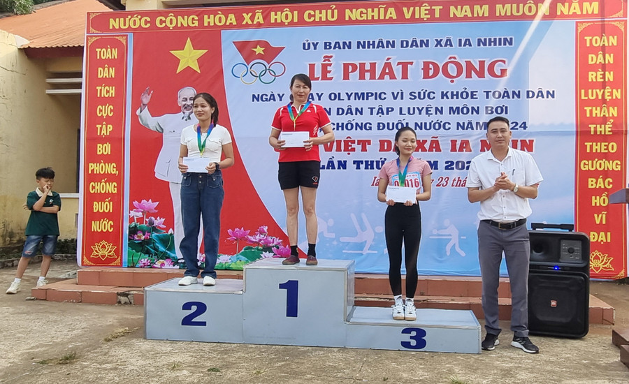 Ban tổ chức trao giải nhất, nhì, ba cho các VĐV ở nội dung 5 km nữ. Ảnh: H.P Ban tổ chức trao giải nhất, nhì, ba cho các VĐV ở nội dung 5 km nữ. Ảnh: H.P