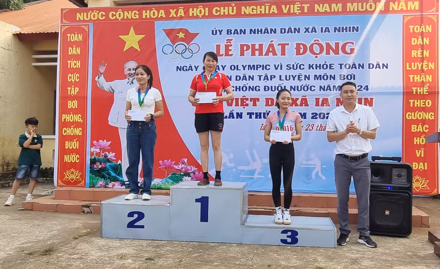 Ban tổ chức trao giải nhất, nhì, ba cho các VĐV ở nội dung 5 km nữ. Ảnh: H.P