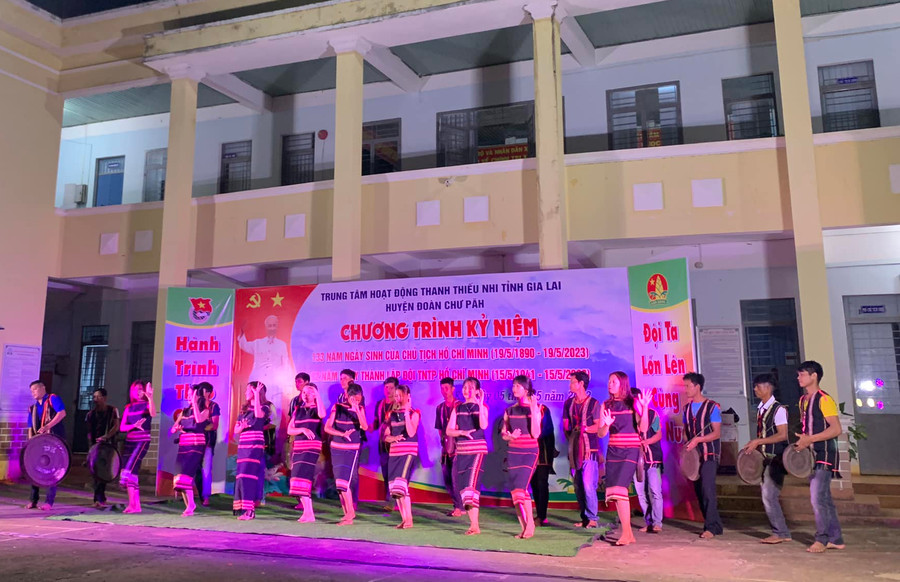 Tiết mục biểu diễn cồng chiêng tại chương trình. Ảnh: Văn Đại Tiết mục biểu diễn cồng chiêng tại chương trình. Ảnh: Văn Đại