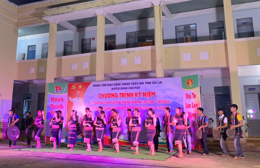 Tiết mục biểu diễn cồng chiêng tại chương trình. Ảnh: Văn Đại