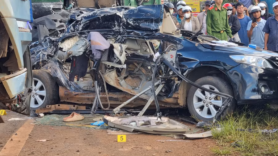 Xe ô tô con BKS 81S-004.70 bẹp nát. Ảnh: Hà Phương