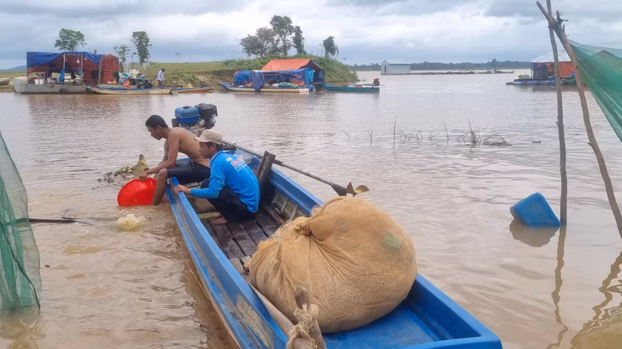 Để mưu sinh với nghề chài lưới, hầu như họ đều thức trắng đêm, lênh đênh trên mặt nước.