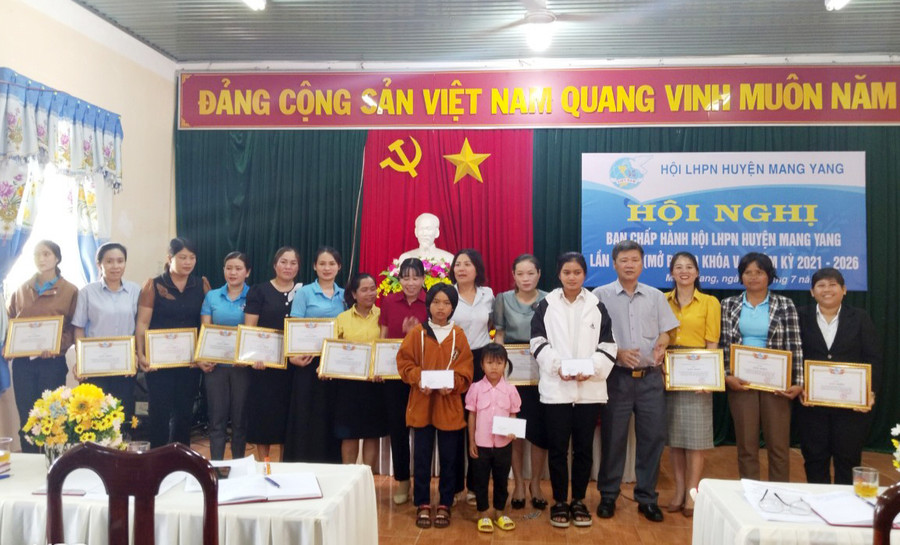 Hội Liên hiệp Phụ nữ huyện tặng giấy khen cho các tập thể có thành tích xuất sắc trong triển khai thực hiện chương trình “Mẹ đỡ đầu” giai đoạn 2012-2023. Ảnh: Hà Phương