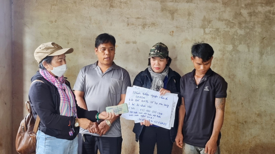 Nhóm thiện nguyện nhân ái huyện Ea H’Leo (tỉnh Đak Lak) do chị Trương Thị Thu Trang làm trưởng nhóm đã đến hỗ trợ cho 3 gia đình với tổng số tiền 115.150.000 đồng để lo hậu sự cho các cháu. Ảnh: Hà Phương
