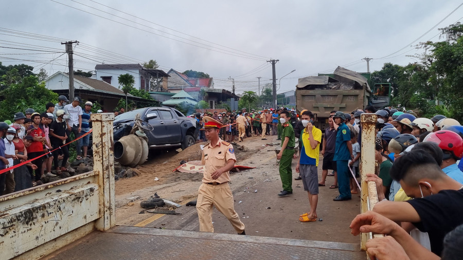 Vụ tai nạn khiến 3 người trong 1 gia đình tử vong tại chỗ. Ảnh: Sang Phương