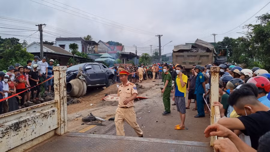 Vụ tai nạn khiến 3 người trong 1 gia đình tử vong tại chỗ. Ảnh: Sang Phương Vụ tai nạn khiến 3 người trong 1 gia đình tử vong tại chỗ. Ảnh: Sang Phương