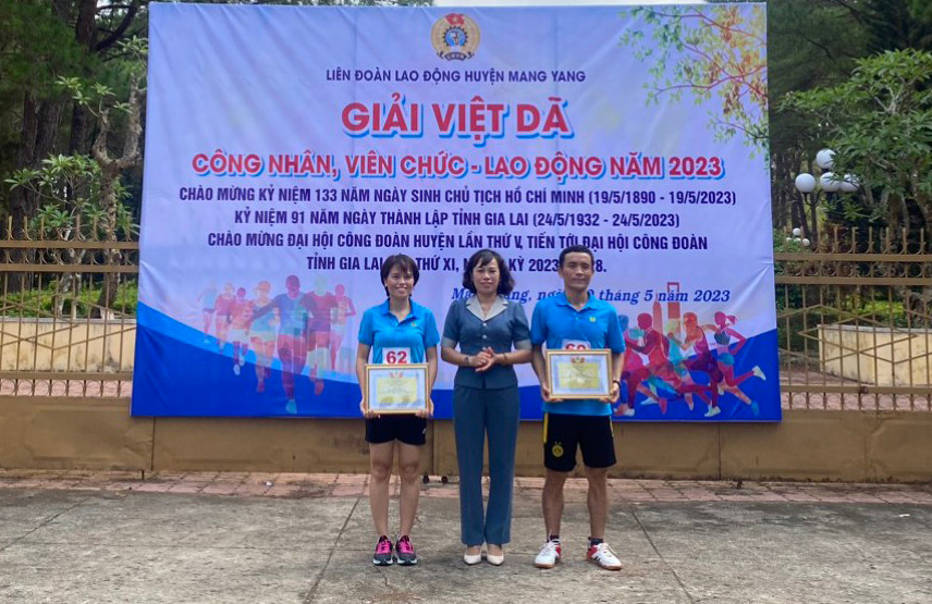 Ban tổ chức trao giải nhất cho 2 VĐV đạt thành tích xuất sắc. Ảnh: Kim Ngọc Ban tổ chức trao giải nhất cho 2 VĐV đạt thành tích xuất sắc. Ảnh: Kim Ngọc