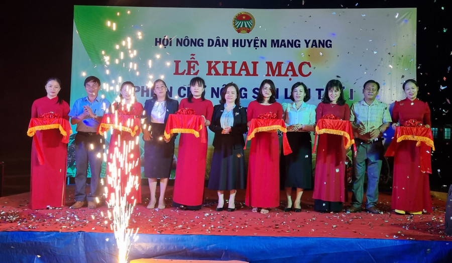 Các đại biểu cắt băng khai mạc Phiên chợ. Ảnh: Hà Phương Các đại biểu cắt băng khai mạc Phiên chợ. Ảnh: Hà Phương