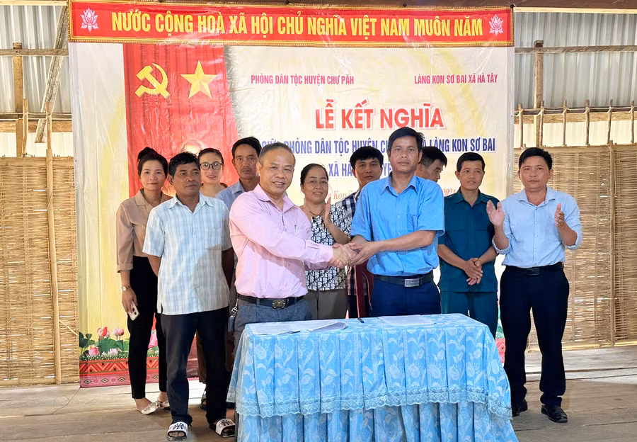 Đại diện Phòng Dân tộc huyện Chư Păh và làng Kon Sơ Bai ký giao ước kết nghĩa. Ảnh: K.P