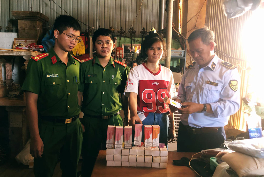 Sản phẩm nghi là thuốc lá điện tử không rõ nguồn gốc được lực lượng chức năng lập biên bản tạm giữ. Ảnh: P.T Sản phẩm nghi là thuốc lá điện tử không rõ nguồn gốc được lực lượng chức năng lập biên bản tạm giữ. Ảnh: P.T