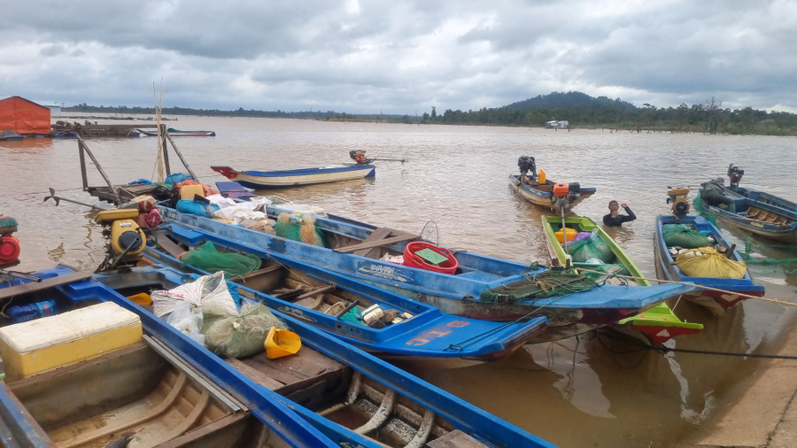 Những chiếc ghe neo đậu trên mặt hồ thủy lợi Ia Mơr.