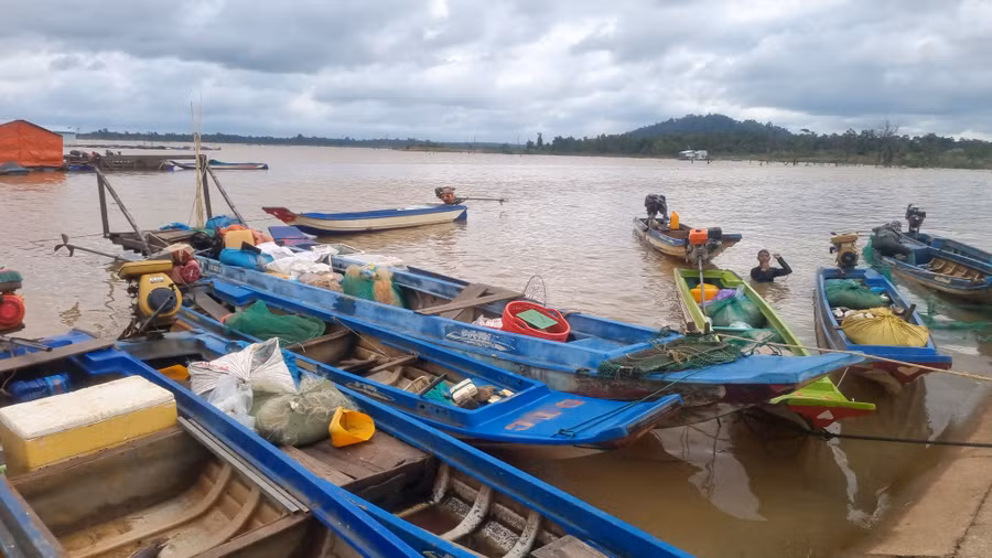 Những chiếc ghe neo đậu trên mặt hồ thủy lợi Ia Mơr.