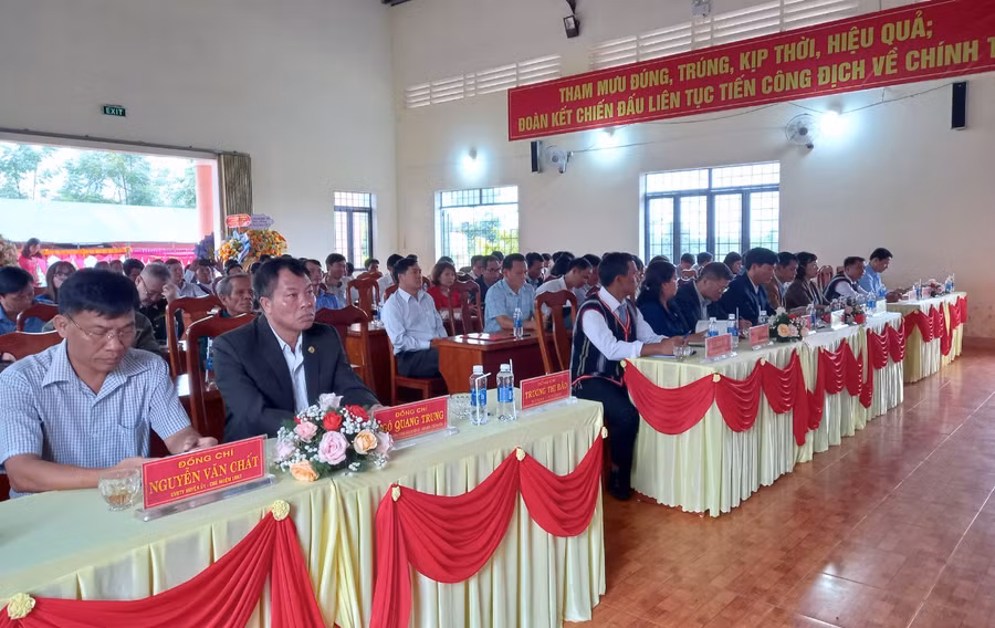 Các đại biểu tham dự tại buổi lễ. Ảnh: H.P