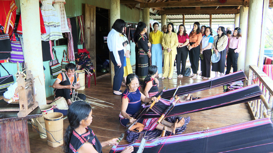 Câu lạc bộ dệt thổ cẩm xã Ia Mơ Nông trình diễn dệt thổ cẩm phục vụ du khách.