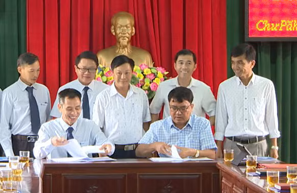 Đại diện lãnh đạo UBND huyện Chư Păh và VNPT Gia Lai ký kết văn bản hợp tác về chuyển đổi số. Ảnh: V.Đ