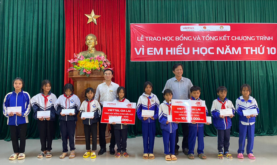 Đại diện Chi nhánh Viettel Mang Yang trao học bổng cho các em học sinh có hoàn cảnh khó khăn trên địa bàn huyện. Ảnh:H.P